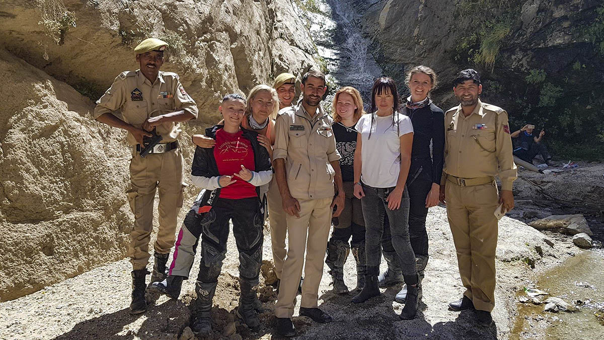 Femmes en moto dans l'himalaya