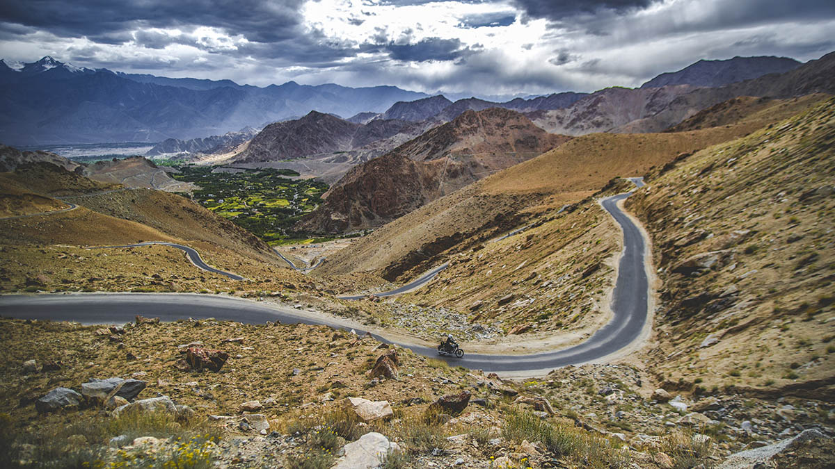 femme en moto dans l'himalaya