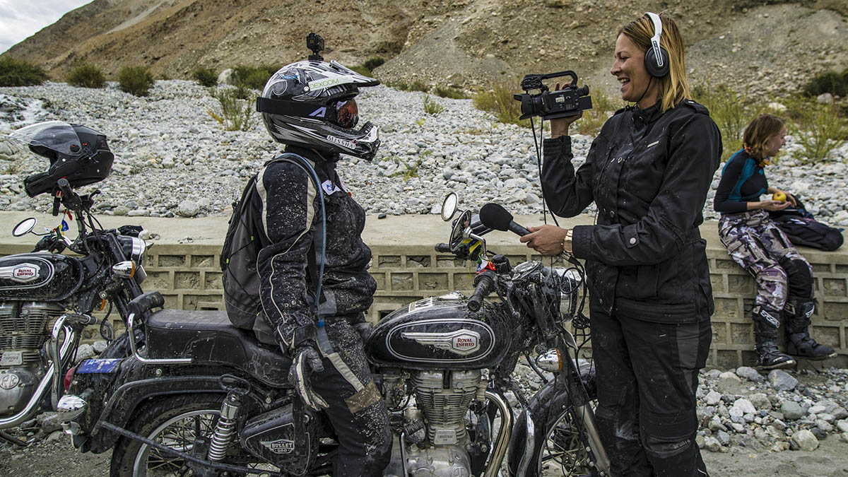 Femmes en moto dans l'himalaya