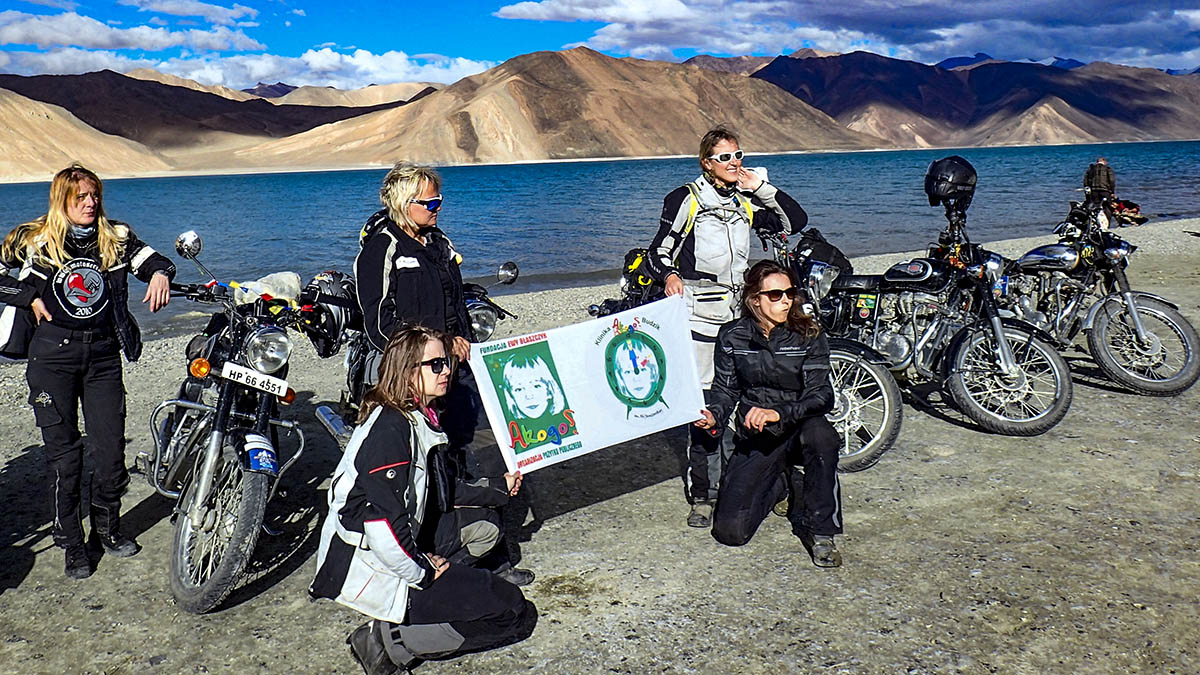 Femmes en moto dans l'himalaya